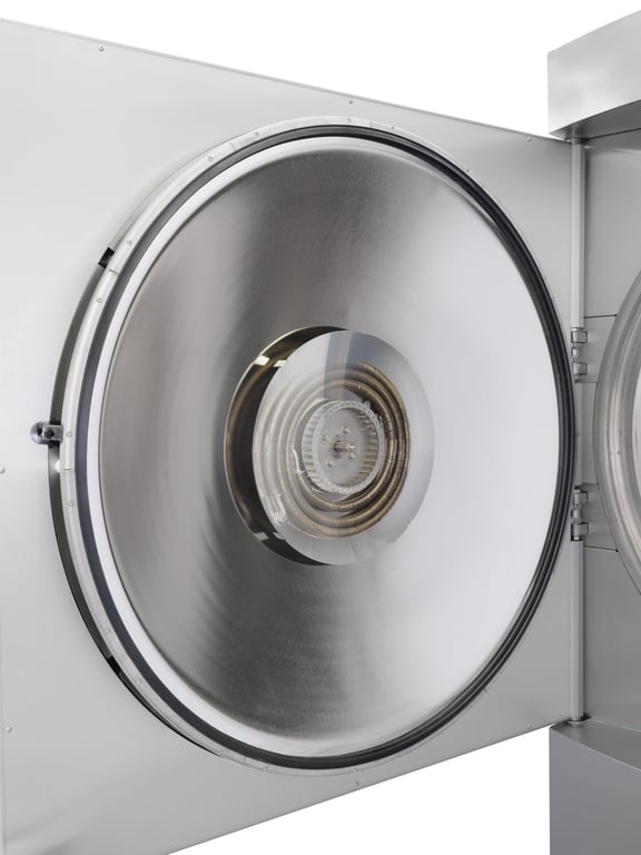 Sportello aperto di un'autoclave Systec con ultracooler integrato (scambiatore di calore visibile)