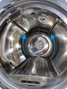 Camera interna dell'autoclave Systec: spruzzatura di acqua calda e raffreddamento a spruzzo per un rapido raffreddamento.
