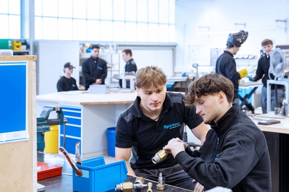 Lavorare in Systec: apprendisti in officina