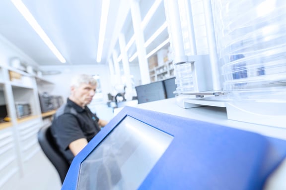 Lavorare in Systec: una moderna postazione di laboratorio
