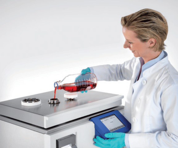 Preparazione sicura dei terreni di coltura: aggiunta sterile di additivi con i preparatori di terreni di coltura Systec